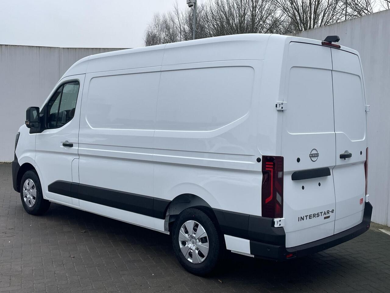 Nissan INTERSTAR -e L2H2 Limited 87 kWh / Direct uit voorraad leverbaar / Trekgewicht 2000KG / Apple Carplay/Android Auto / Achteruitrijcamera / Cruise control / Voorstoelen Verwarmd /