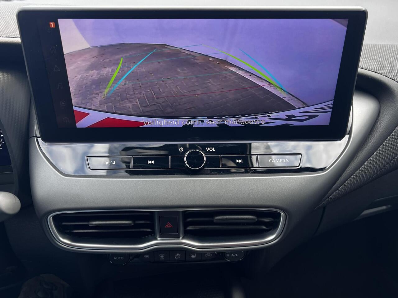 Nissan JUKE 1.0 DIG-T N-Connecta Automaat / Dealer onderhouden / Stuur-, stoel- en voorruitverwarming / Camera / Navigatie / Apple Carplay Android Auto / 17" LM wielen /