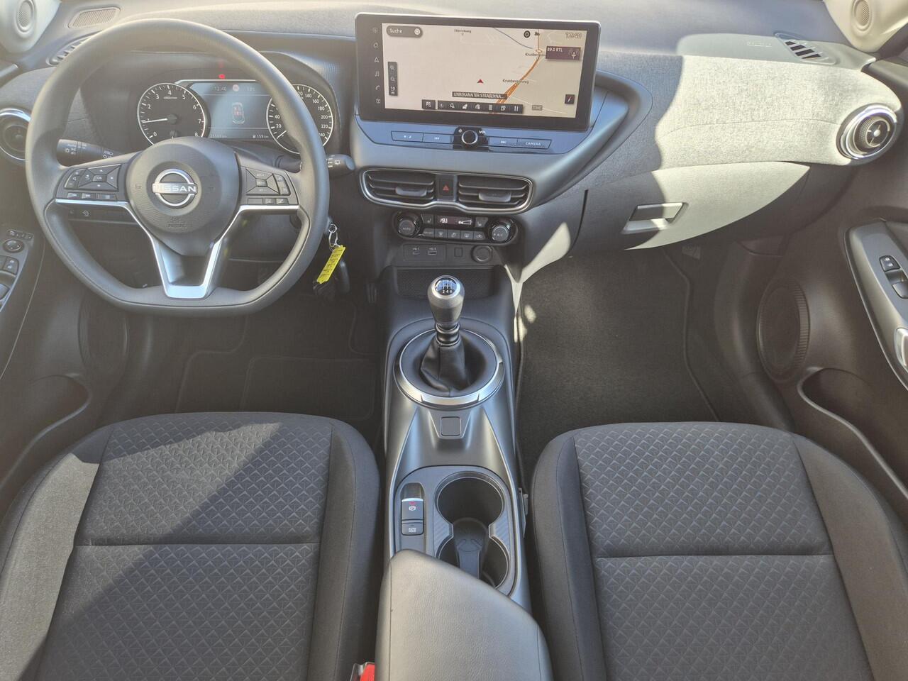 Nissan JUKE 1.0 DIG-T Acenta Handgeschakeld / Allseason banden / Apple Carplay Android Auto / Achteruitrijcamera / Stoelverwarming / Navigatie / Climate control / Cruise control / Lichtmetalen wielen 17" /
