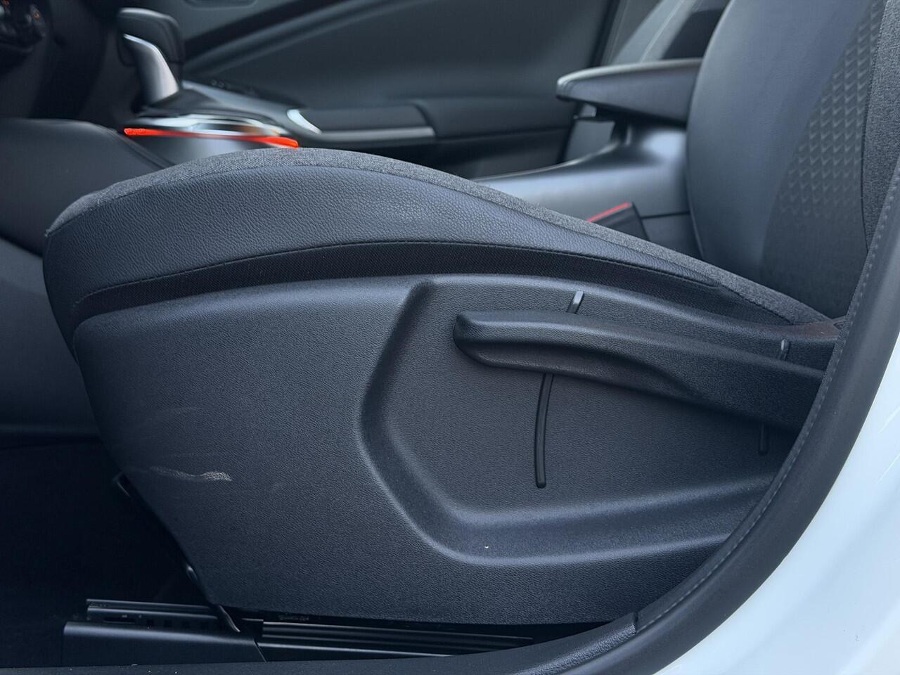 Nissan JUKE 1.0 DIG-T DCT N-Connecta Automaat / Fabrieksgarantie tot 05-2028 / Camera / Navigatie / Stoel & Stuurwiel verwarming / Apple Carplay & Android Auto / DAB / All Season Banden /