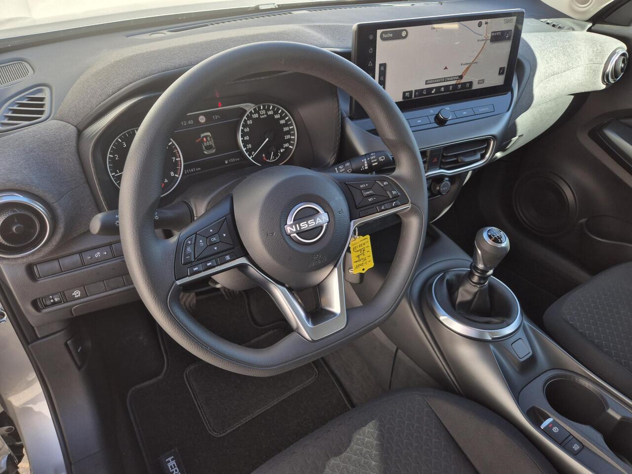 Nissan JUKE 1.0 DIG-T Acenta Handgeschakeld / Allseason banden / Apple Carplay Android Auto / Achteruitrijcamera / Stoelverwarming / Navigatie / Climate control / Cruise control / Lichtmetalen wielen 17" /