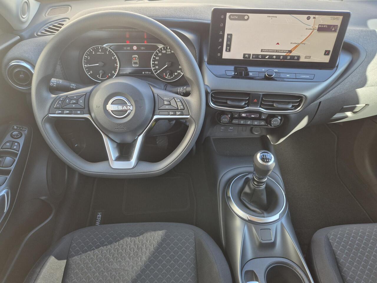 Nissan JUKE 1.0 DIG-T Acenta Handgeschakeld / Allseason banden / Apple Carplay Android Auto / Achteruitrijcamera / Stoelverwarming / Navigatie / Climate control / Cruise control / Lichtmetalen wielen 17" /