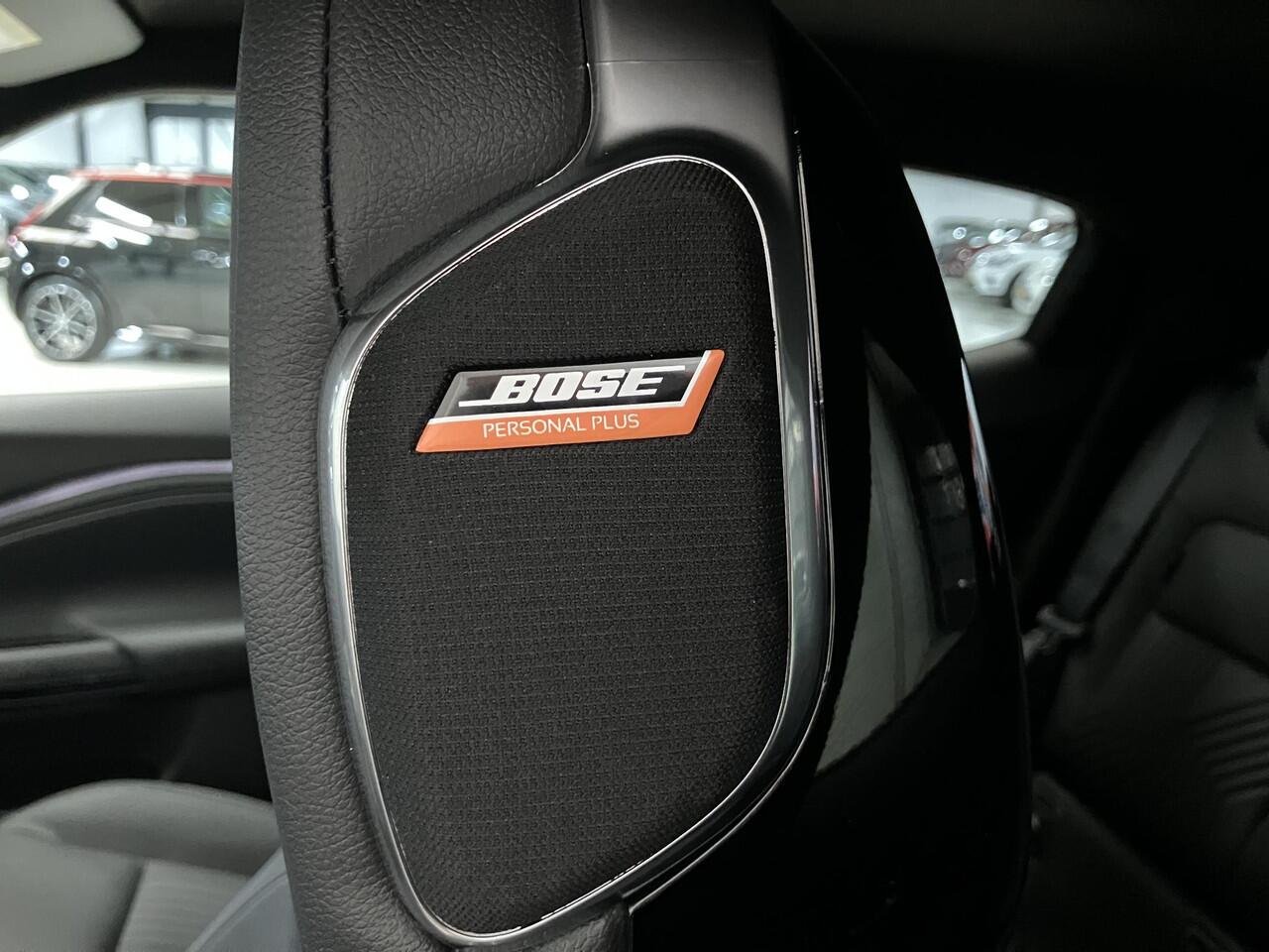 Nissan JUKE 1.6 Hybrid Tekna / ¤4.500,- Nissan Voorraadvoordeel / Nieuw uit voorraad leverbaar / Lederen Bekleding / Bose Premium Audio / Technology Pack /Stoel- en Stuurverwarming / Voorruitverwarming / 19 Inch Velgen /