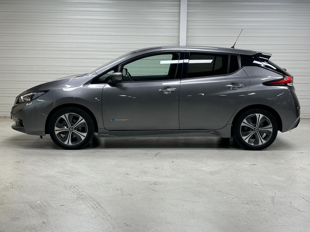 Nissan LEAF N-Connecta 40 kWh / Accu SOH 91% / Nu Private Lease voor ¤350,- Per Maand! / Voorstoelen + achterbank verwarmd / Rondomzichtcamera / Parkeersensoren voor + achter / Navigatiesysteem full map / Apple Car Play & Android Auto / Lichtmetalen velgen 17"