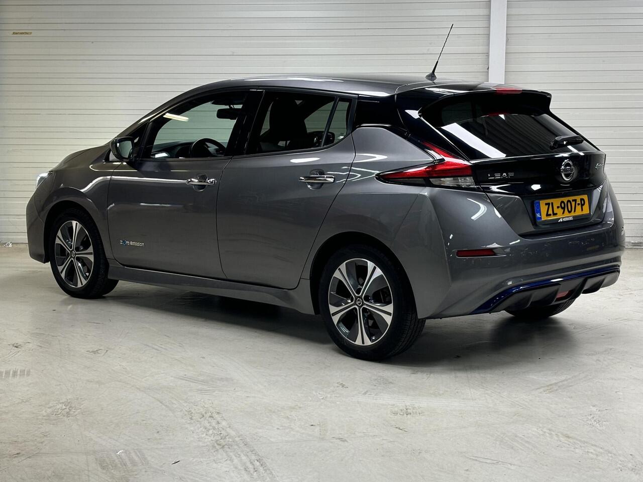 Nissan LEAF N-Connecta 40 kWh / Accu SOH 91% / Nu Private Lease voor ¤350,- Per Maand! / Voorstoelen + achterbank verwarmd / Rondomzichtcamera / Parkeersensoren voor + achter / Navigatiesysteem full map / Apple Car Play & Android Auto / Lichtmetalen velgen 17"