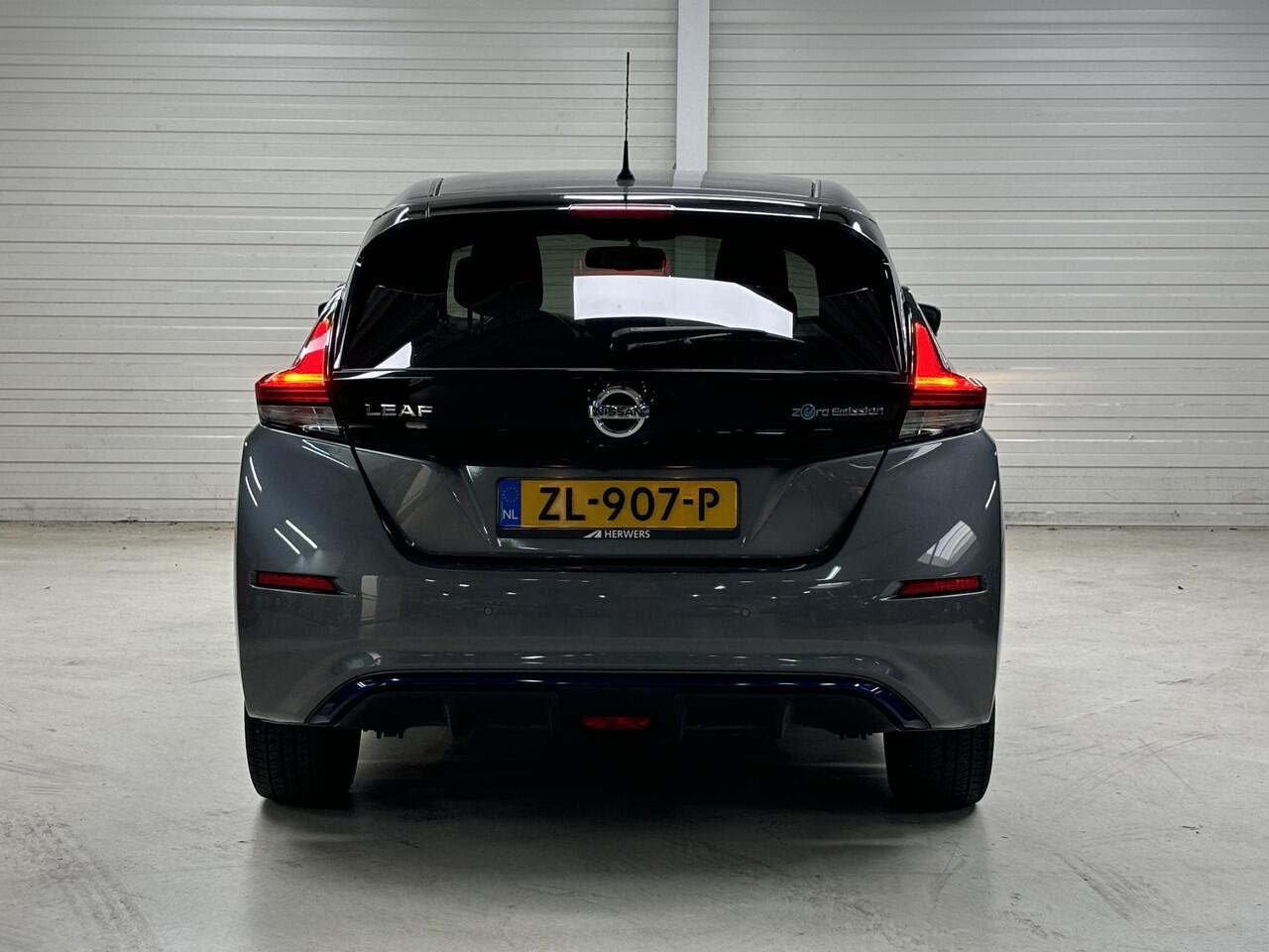 Nissan LEAF N-Connecta 40 kWh / Accu SOH 91% / Nu Private Lease voor ¤350,- Per Maand! / Voorstoelen + achterbank verwarmd / Rondomzichtcamera / Parkeersensoren voor + achter / Navigatiesysteem full map / Apple Car Play & Android Auto / Lichtmetalen velgen 17"