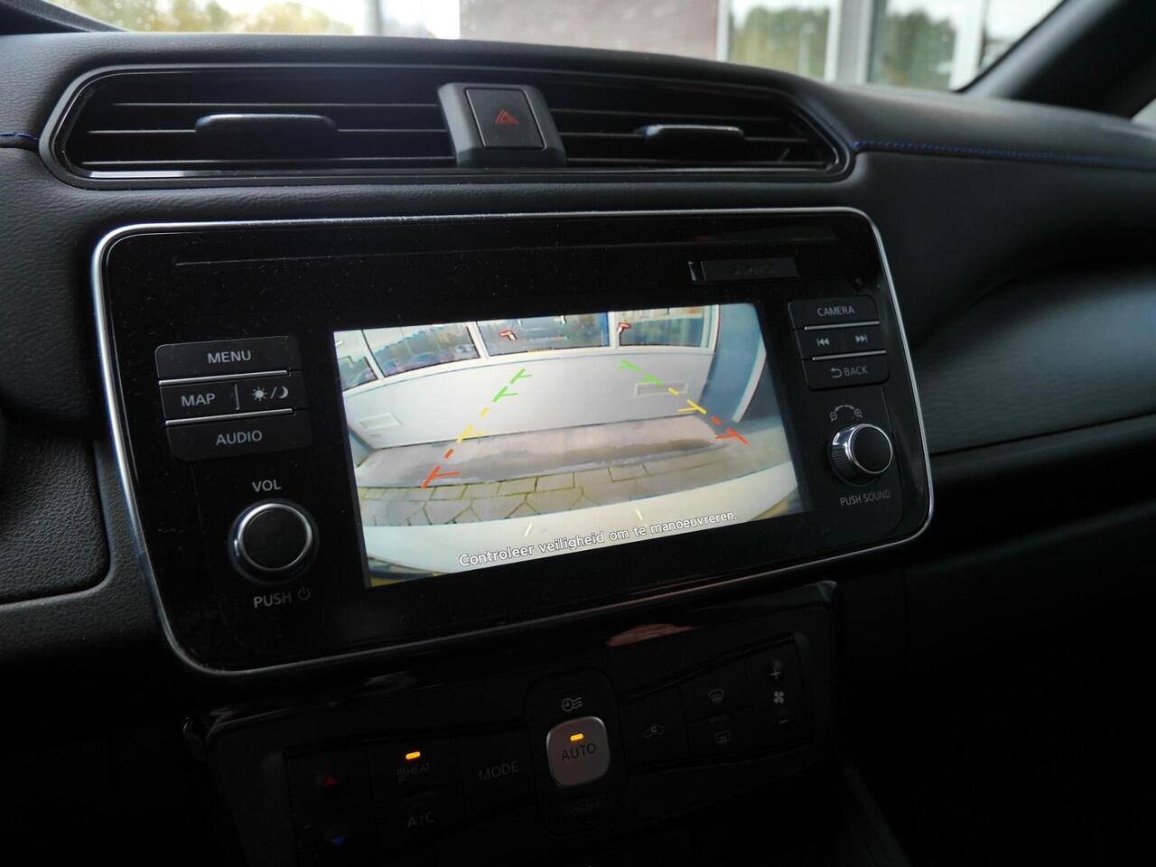 Nissan LEAF Acenta 40 kWh | Achteruitrijcamera | Stoel en stuurverwarming | Navigatie | Lichtmetalen velgen | Climate control | Cruise control adaptive | Keyless entry en start