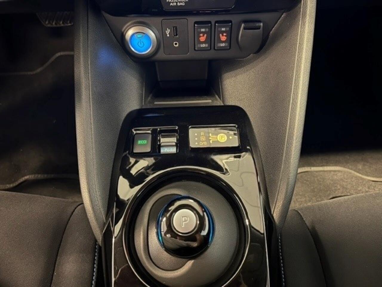 Nissan LEAF N-Connecta 40 kWh ( Orig. Nederlandse auto / lage kilometers )