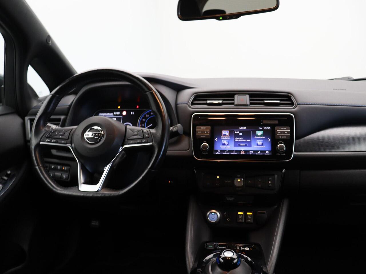 Nissan LEAF N-Connecta 40 kWh | Stuurwiel Verwarmd | Stoelverwarming | Led koplampen | All Season Banden | Accuscore 87,9% |