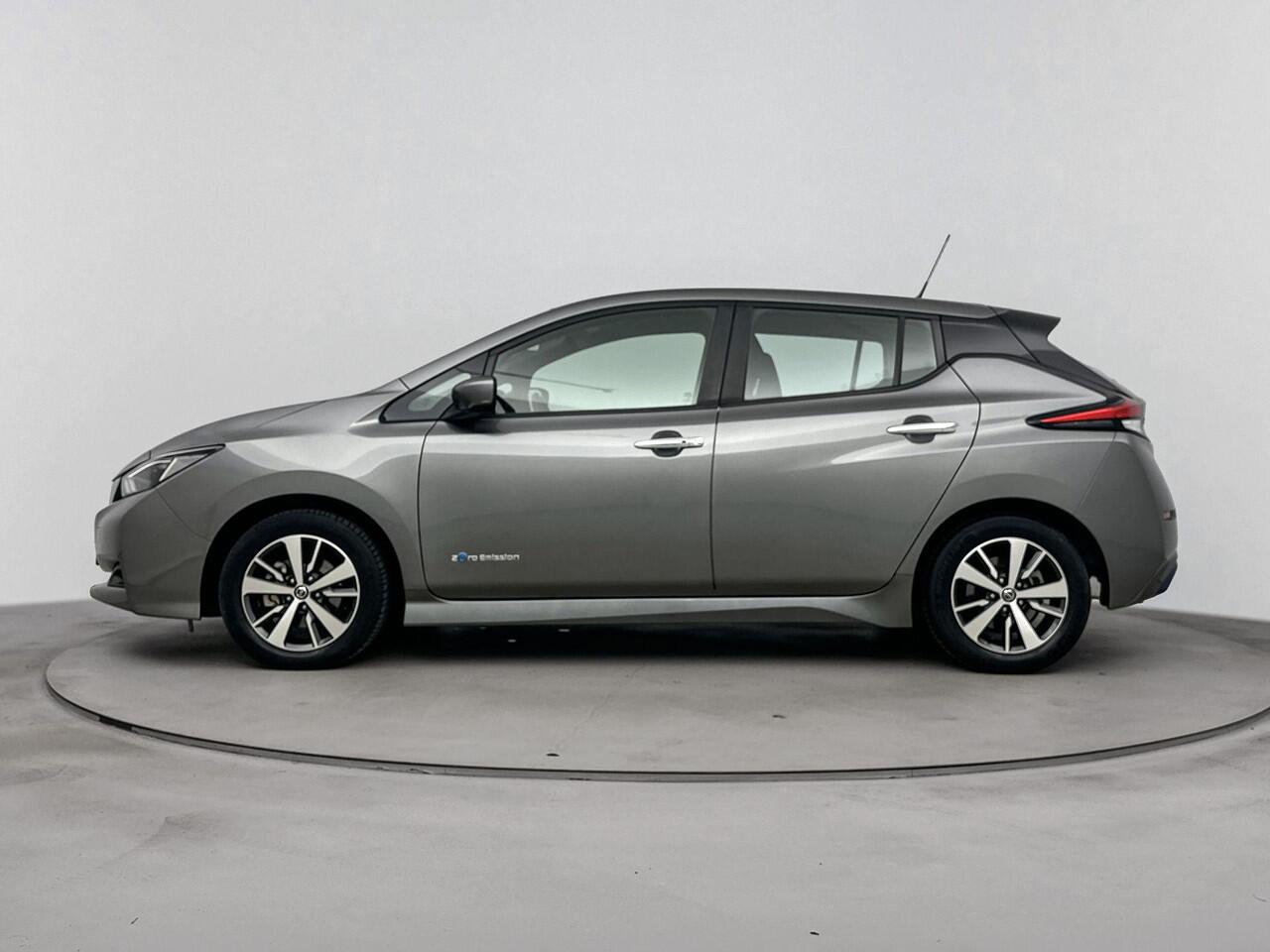 Nissan LEAF Acenta 40 kWh 150PK | Navigatie | Adaptieve Cruise Control | Lichtmetalen Velgen | Apple CarPlay & Android Auto