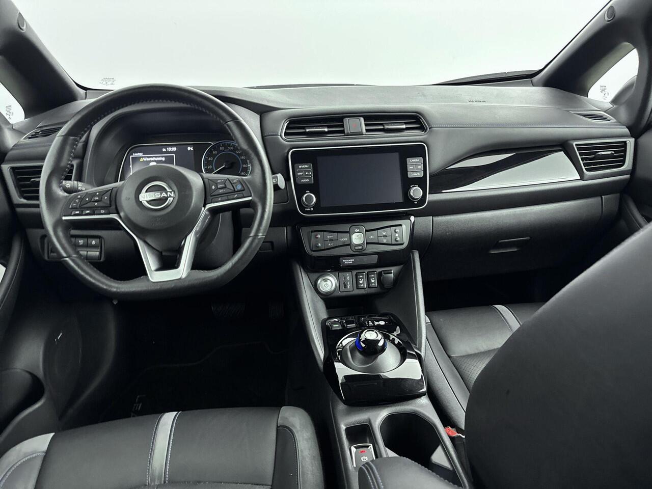 Nissan LEAF e+ Tekna 62 kWh 218PK | Navigatie | Rondom Camera | 1e Eigenaar | Trekhaak | Inclusief Winterbanden op Velgen | Dakdragers