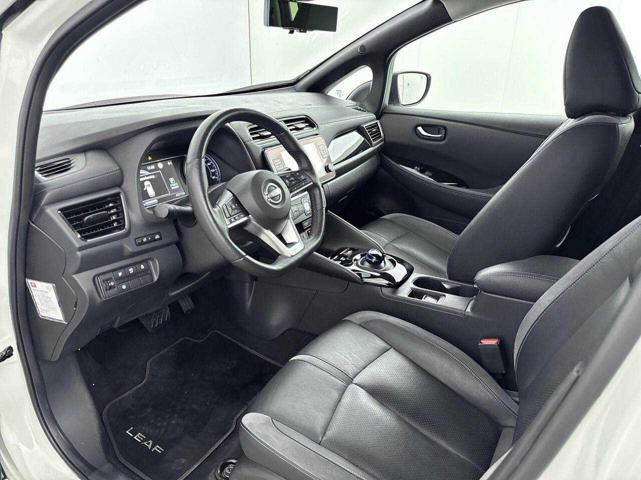 Nissan LEAF e+ Tekna 62 kWh 218PK | Navigatie | Rondom Camera | 1e Eigenaar | Trekhaak | Inclusief Winterbanden op Velgen | Dakdragers