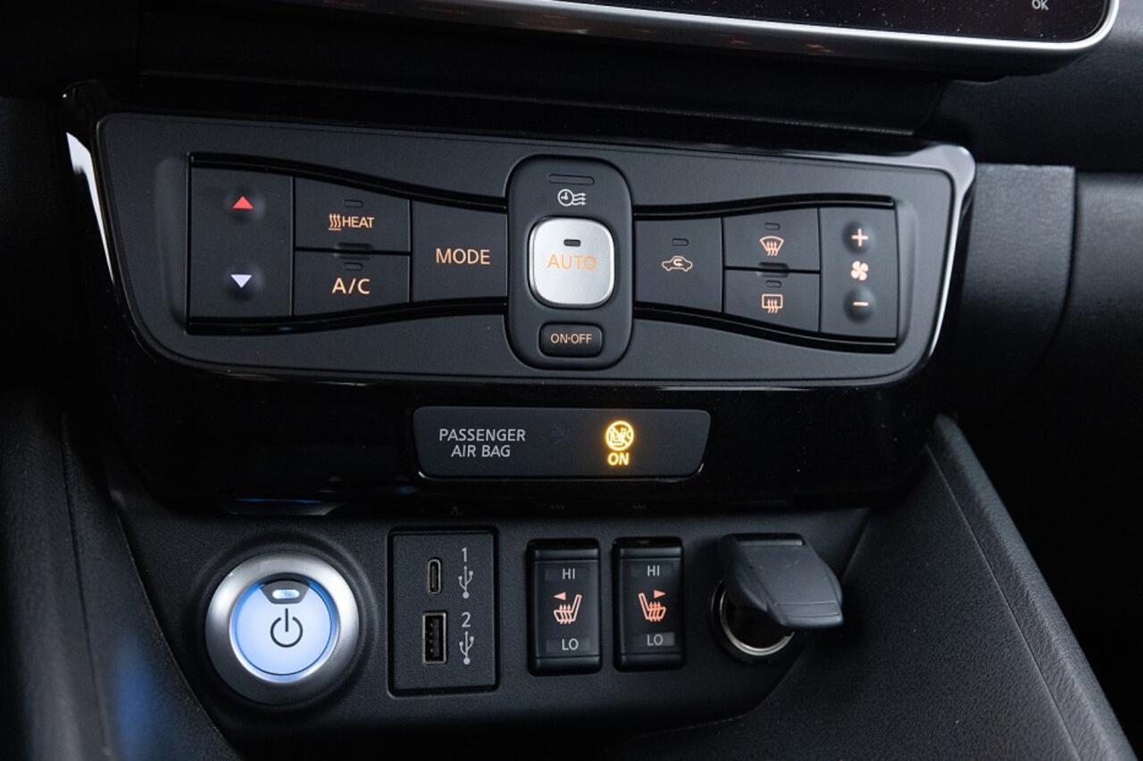 Nissan LEAF N-Connecta 40 kWh *Bi-Tone* NAVI | LED | 360 Camera | Uniek Lage KM-Stand | SOH 95,8%