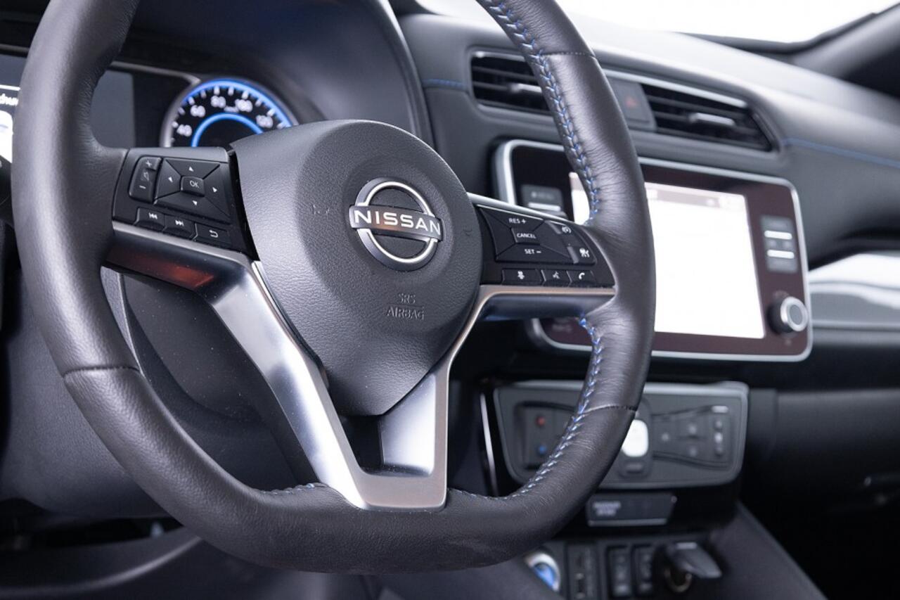 Nissan LEAF N-Connecta 40 kWh *Bi-Tone* NAVI | LED | 360 Camera | Uniek Lage KM-Stand | SOH 95,8%