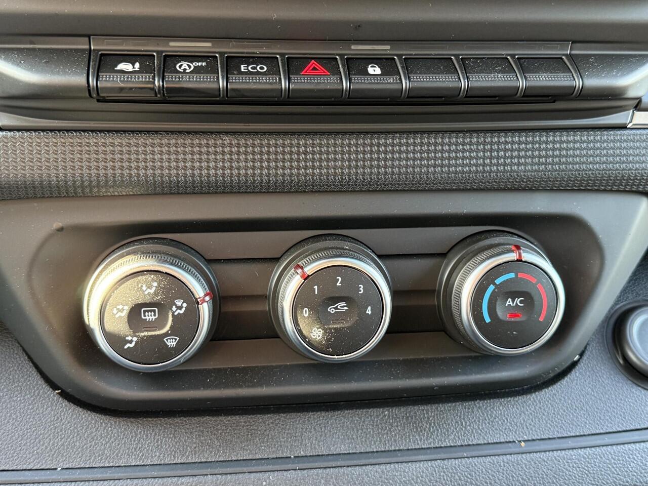 Nissan PRIMASTAR 2.0 dCi L1H1 / Airco / Apple&Android Carplay / Trekhaak / Betimmering / Cruise Control / Sensoren achter / Bluetooth / DAB / 3 zitplaatsen