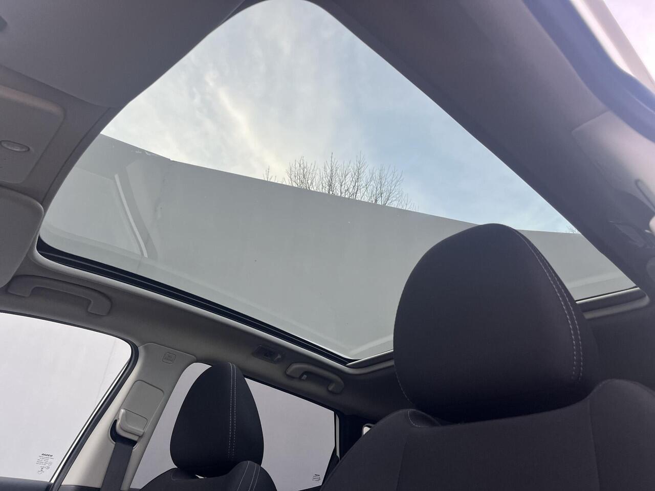 Nissan QASHQAI 1.3 DIG-T N-Connecta / Dealeronderhouden / Trekhaak (1500kg) / Panoramadak / Stoelverwarming / Rondzichtcamera / Adaptieve Cruise Control / Voorruitverwarming / Navigatie / Apple Carplay & Android Auto / Climate Control /