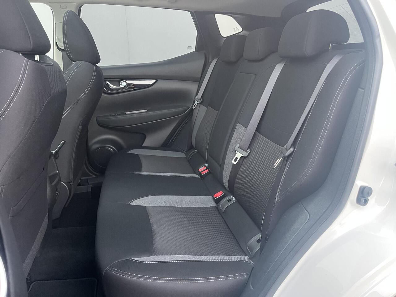 Nissan QASHQAI 1.3 DIG-T N-Connecta / Dealeronderhouden / Trekhaak (1500kg) / Panoramadak / Stoelverwarming / Rondzichtcamera / Adaptieve Cruise Control / Voorruitverwarming / Navigatie / Apple Carplay & Android Auto / Climate Control /