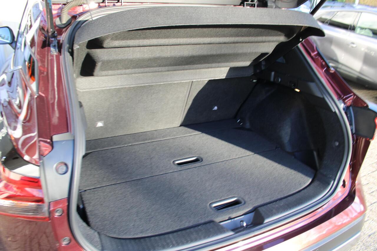 Nissan QASHQAI 1.3 MHEV Xtronic N-Connecta Automaat | Trekhaak | Voorruitverwarming | Stoel en stuur verwarming | Adaptieve cruise | All Season banden