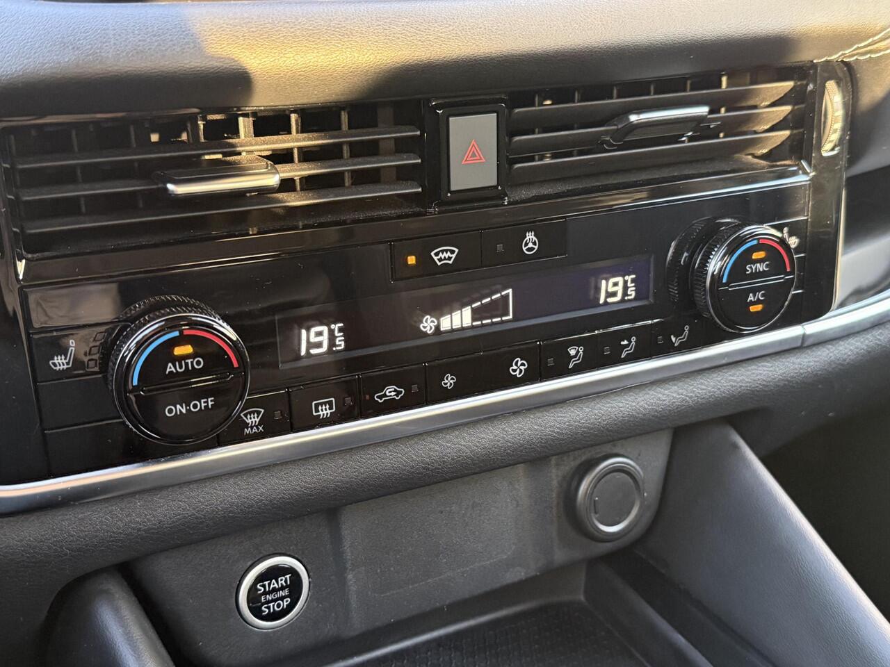 Nissan QASHQAI 1.3 MHEV Xtronic N-Connecta / Trekhaak 1800 KG / 360 Camera / Stoel/Stuurverwarming / Voorruitverwarming / Navigatie / Dual-Zone Climate Control / Adaptive Cruise Control / Keyless /