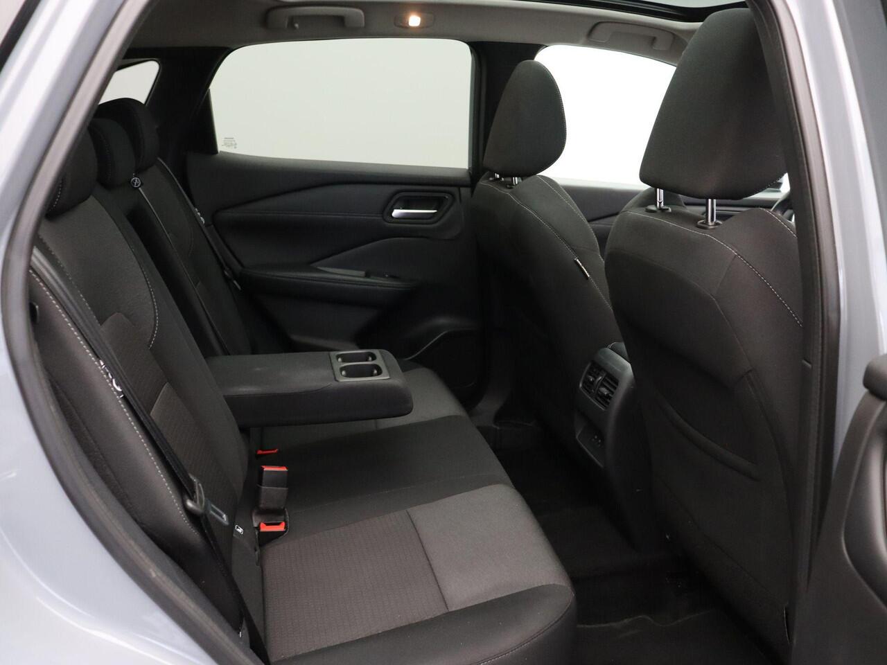 Nissan QASHQAI 140pk MHEV N-Connecta | Panoramadak | Rondomzicht camera | Trekhaak | Apple Carplay & Android Auto |