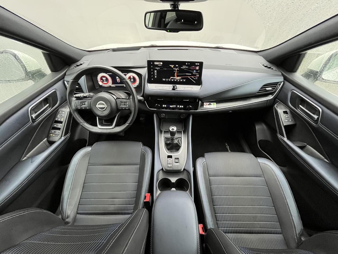 Nissan QASHQAI 1.3 MHEV Tekna / Vaste Trekhaak 13-polig (Trekgewicht 1.400kg) / All Seasons / Panoramadak / HUD / Apple Carplay & Android Auto / Keyless Entry & Start / Navigatie full map / 360° Camera / Adaptieve Cruise Control / Climate Control / Elektrisch Verstelbar