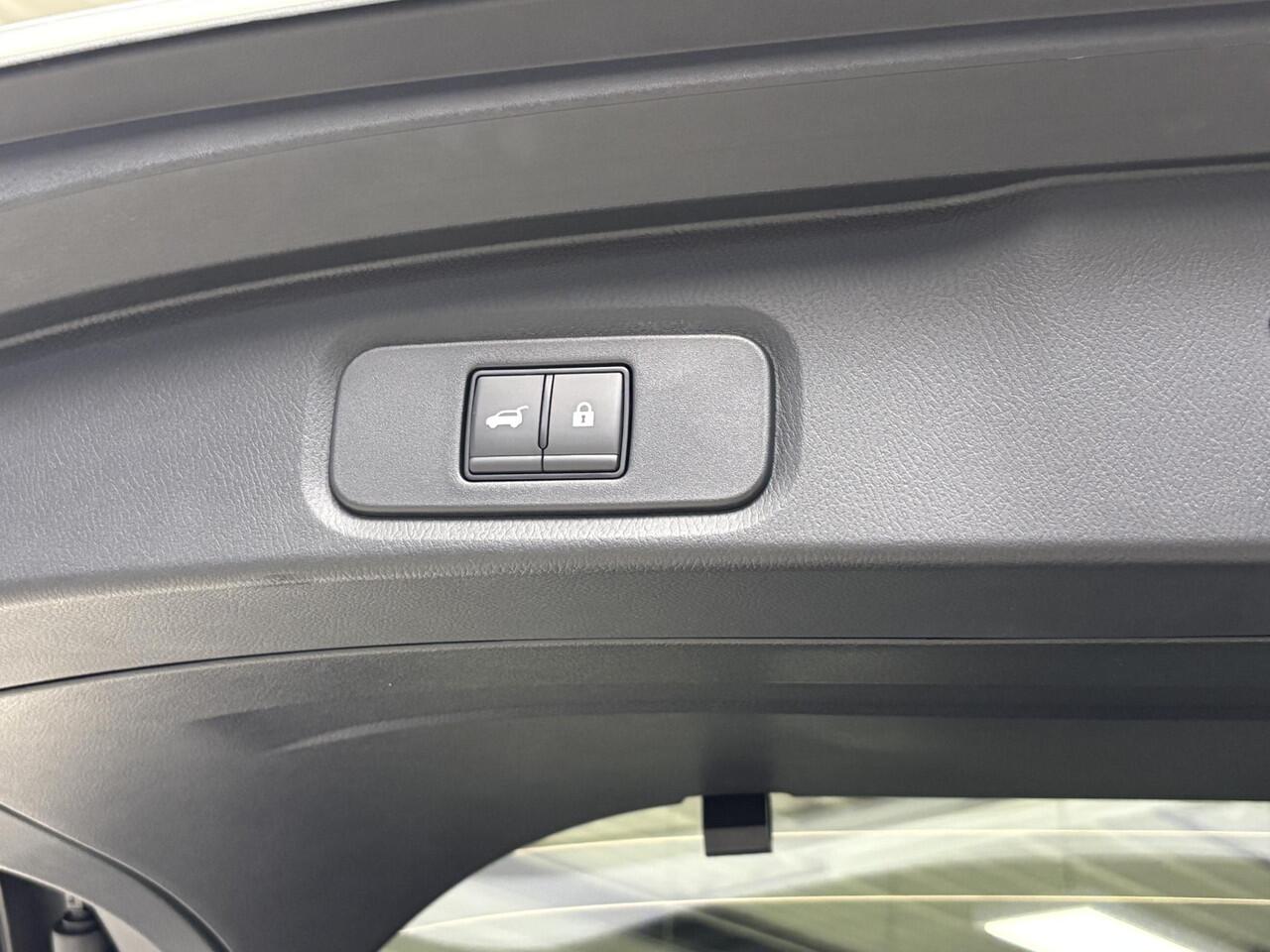 Nissan QASHQAI 1.3 MHEV Xtronic Tekna / Voorstoelen, voorruit + stuurwiel verwarmd / 1800 kg trekgewicht / Panorama dak / Metaalkleur parelmoer / Automatische airco / Rondomzichtcamera / Parkeersensoren voor + achter / Navigatiesysteem / Lichtmetalen velgen 19" / Ledere