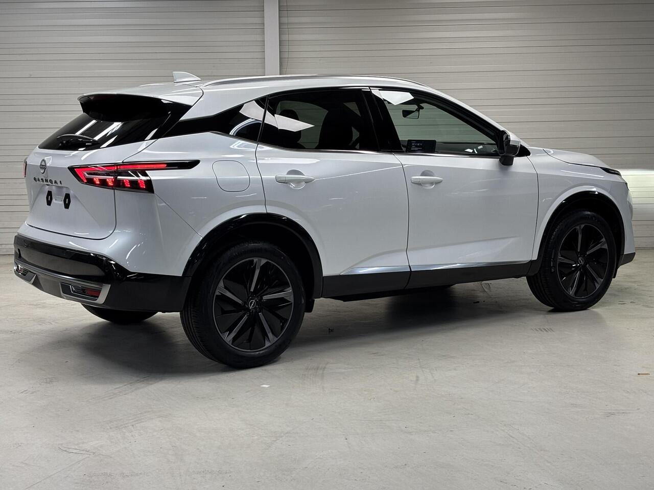 Nissan QASHQAI 1.3 MHEV Xtronic Tekna / Voorstoelen, voorruit + stuurwiel verwarmd / 1800 kg trekgewicht / Panorama dak / Metaalkleur parelmoer / Automatische airco / Rondomzichtcamera / Parkeersensoren voor + achter / Navigatiesysteem / Lichtmetalen velgen 19" / Ledere