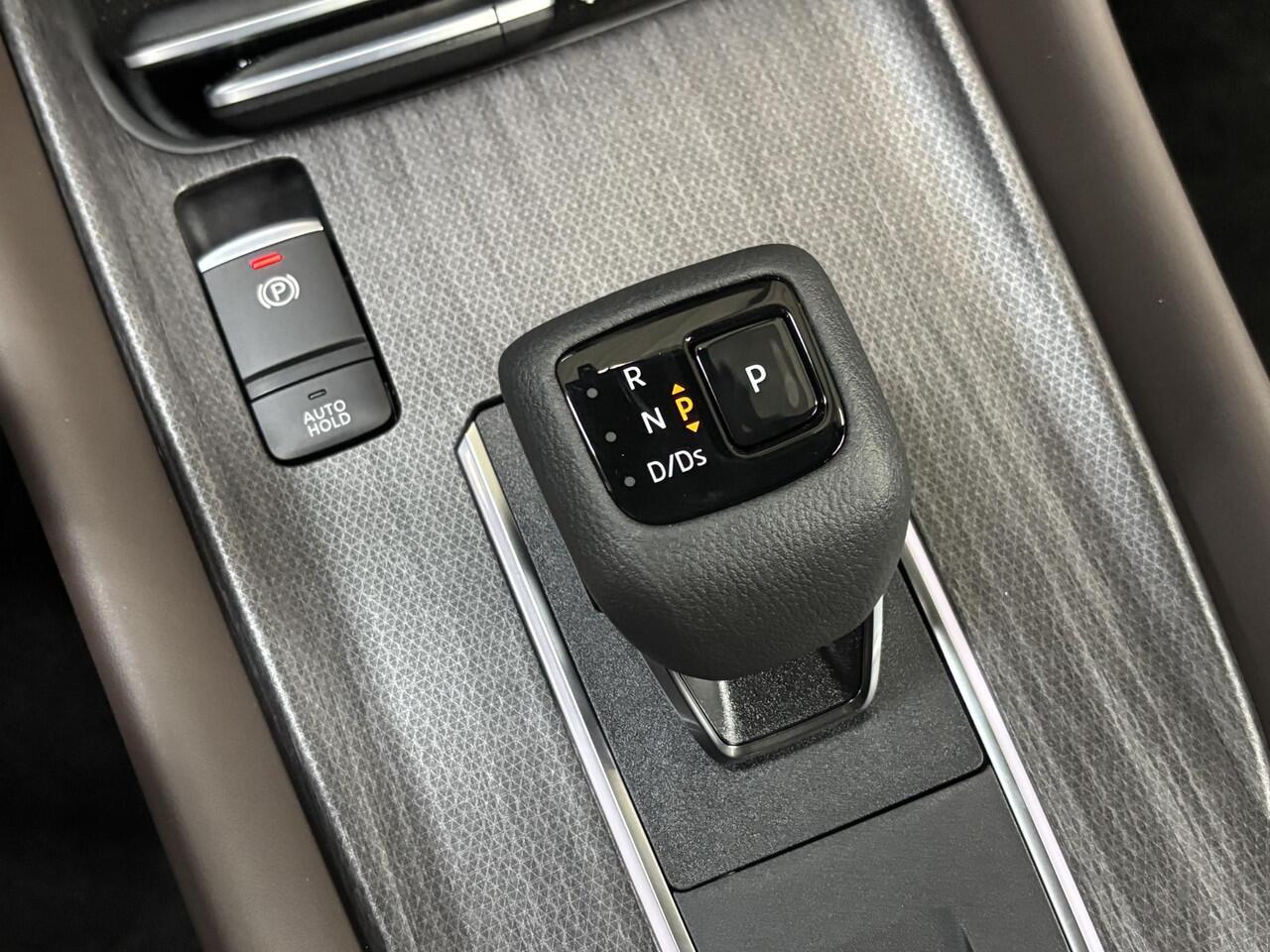 Nissan QASHQAI 1.3 MHEV Xtronic Tekna / Voorstoelen, voorruit + stuurwiel verwarmd / 1800 kg trekgewicht / Panorama dak / Metaalkleur parelmoer / Automatische airco / Rondomzichtcamera / Parkeersensoren voor + achter / Navigatiesysteem / Lichtmetalen velgen 19" / Ledere