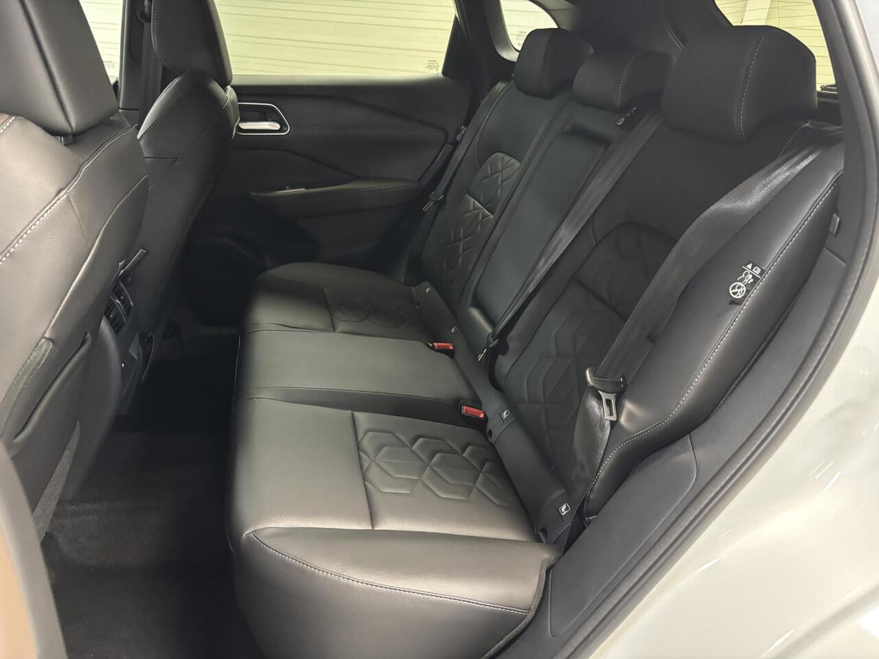 Nissan QASHQAI 1.3 MHEV Xtronic Tekna / Voorstoelen, voorruit + stuurwiel verwarmd / 1800 kg trekgewicht / Panorama dak / Metaalkleur parelmoer / Automatische airco / Rondomzichtcamera / Parkeersensoren voor + achter / Navigatiesysteem / Lichtmetalen velgen 19" / Ledere