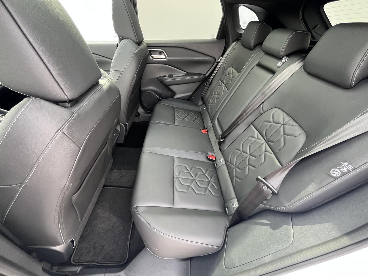 Nissan QASHQAI 1.3 MHEV Xtronic Tekna Automaat / ¤4.000,- Nissan Voorraadvoordeel / NIEUW uit voorraad leverbaar! / Panoramadak / Googlemaps Navigatie / HUD / 360° Camera / Apple Carplay & Android Auto / Elektrische Achterklep / Stuur- en Stoelverwarming voor / Voorruit