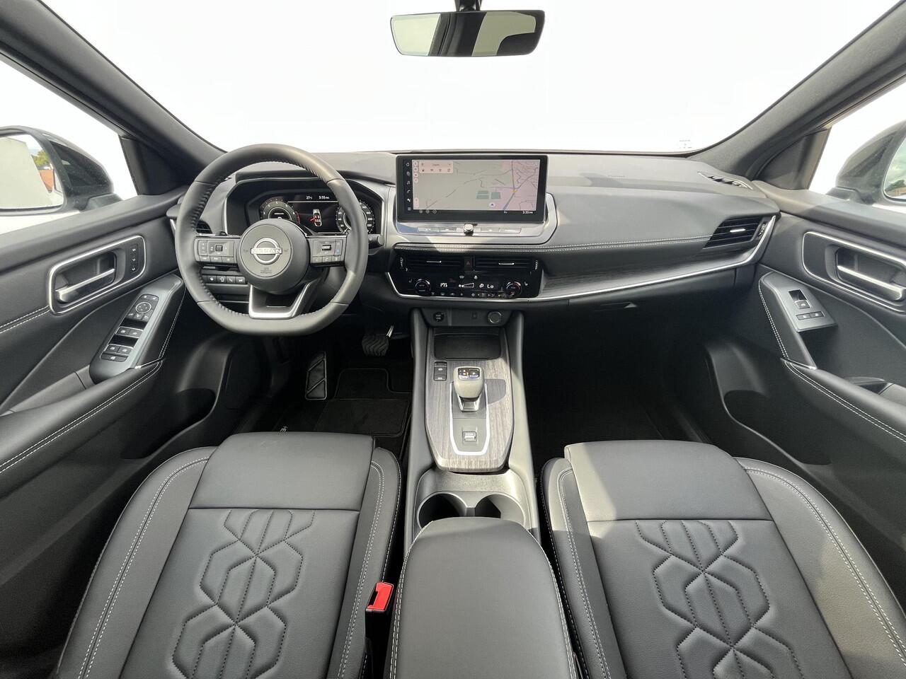 Nissan QASHQAI 1.3 MHEV Xtronic Tekna Automaat / ¤4.000,- Nissan Voorraadvoordeel / NIEUW uit voorraad leverbaar! / Panoramadak / Googlemaps Navigatie / HUD / 360° Camera / Apple Carplay & Android Auto / Elektrische Achterklep / Stuur- en Stoelverwarming voor / Voorruit