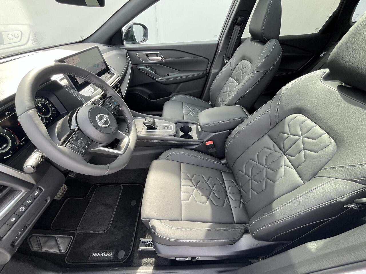 Nissan QASHQAI 1.3 MHEV Xtronic Tekna Automaat / ¤4.000,- Nissan Voorraadvoordeel / NIEUW uit voorraad leverbaar! / Panoramadak / Googlemaps Navigatie / HUD / 360° Camera / Apple Carplay & Android Auto / Elektrische Achterklep / Stuur- en Stoelverwarming voor / Voorruit