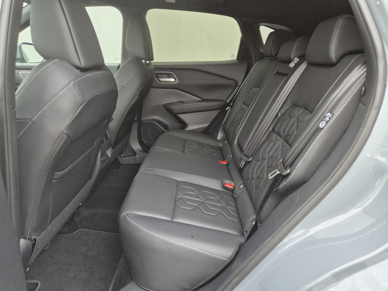 Nissan QASHQAI 1.3 MHEV Xtronic Tekna Automaat / Fabrieksgarantie tot 04-2028 / Nieuw Model / Facelift / Cold Pack / HUD / Trekgewicht 1800 kg / Stuur-, Stoel en Voorruit verwarming / Elektrische achterklep / Rondomzicht camera / Adaptief CC / Apple Carplay Android Auto