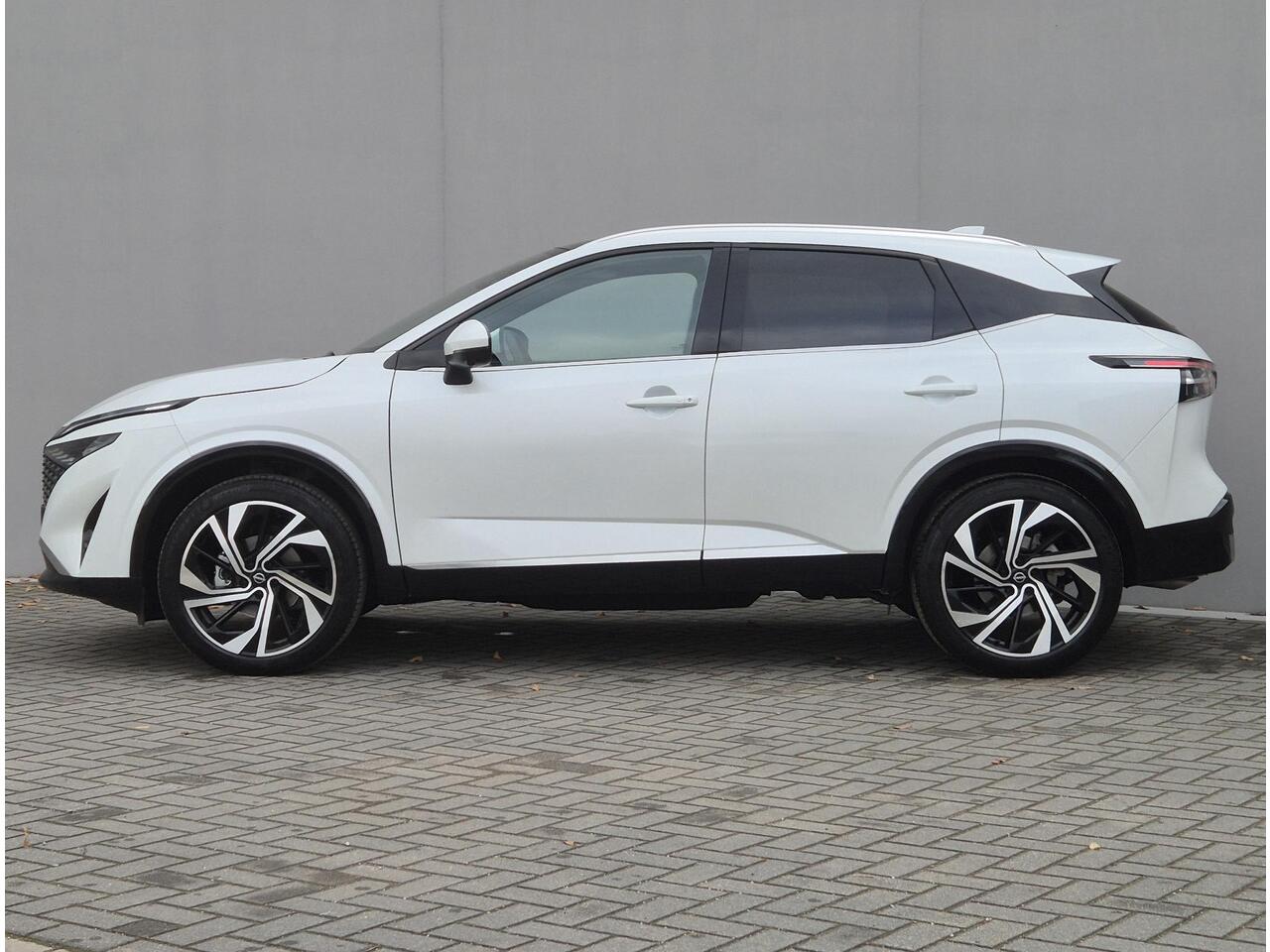 Nissan QASHQAI 1.3 MHEV Xtronic Tekna Plus Automaat / Fabrieksgarantie tot 03-2028 / Facelift / HUD / Panoramadak / Trekgewicht 1800 kg / Stuur-, Stoel en Voorruit verwarming / Rondomzicht camera / Bose Audio Systeem / Adaptief CC / Stoelen met massage functie /