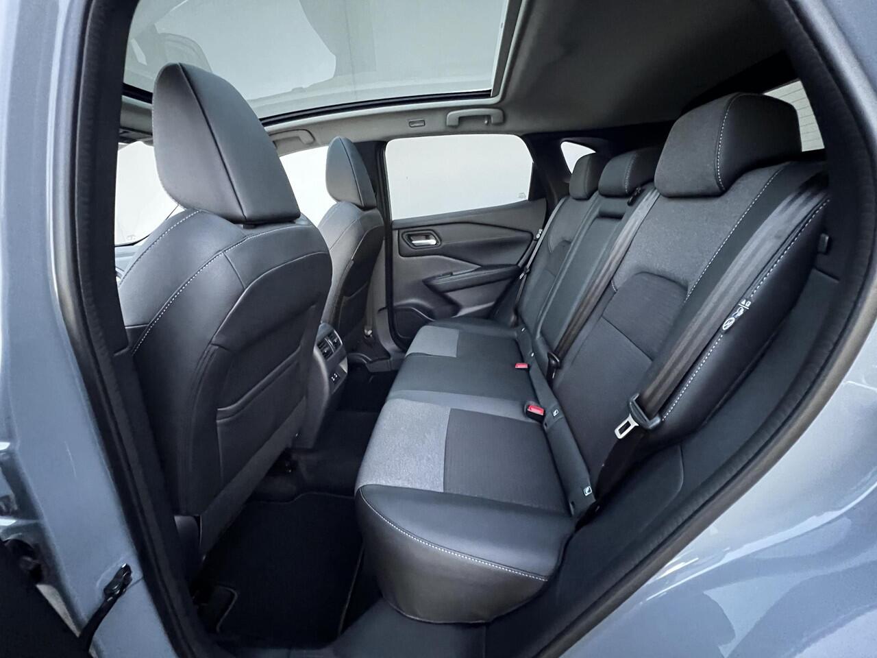 Nissan QASHQAI 1.3 MHEV Xtronic N-Connecta / Fabrieksgarantie tot 03-2028 / Facelift Nieuw Model / Panorama dak / Cold Pack / HUD / Trekgewicht 1800 kg / Stuur-, Stoel en Voorruit verwarming / Elektrische achterklep / Camera 360° / Adaptief CC / Apple Carplay Android A