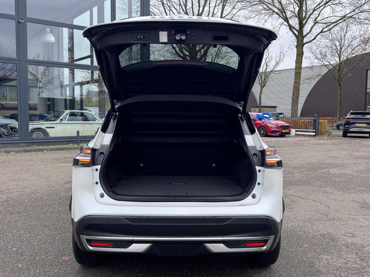 Nissan QASHQAI 1.3 MHEV Xtronic N-Connecta VAN: ¤37.900,- VOOR: ¤34.577,- UW EINDEJAARSVOORDEEL: ¤3.323,- | FABRIEKSGARANTIE| PANO| VOORRUITVERWARMING| STOEL + STUUR VERWARMING| 360 CAMERA| DODE HOEK| HEAD-UP| ELEK. ACHTERKLEP