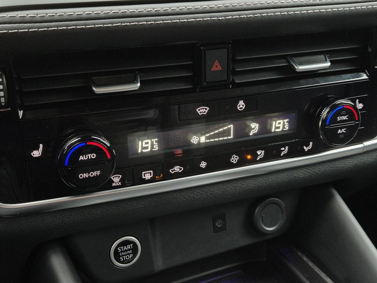 Nissan QASHQAI 1.3 MHEV Xtronic N-Connecta Automaat / Fabrieksgarantie tot 03-2028 / Facelift / Cold pack / Pack Easy / Allseason banden / HUD / Panoramadak / Elektrische achterklep / Trekgewicht 1800 kg / Rondomzicht camera /