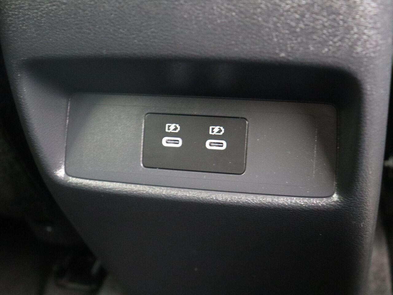 Nissan QASHQAI 158pk MHEV Xtronic N-Connecta | Trekhaak | Headup display | 18" Velgen | Stoel, Stuur en Voorruitverwarming | Adaptieve Cruise Control | Elektrische Achterklep |