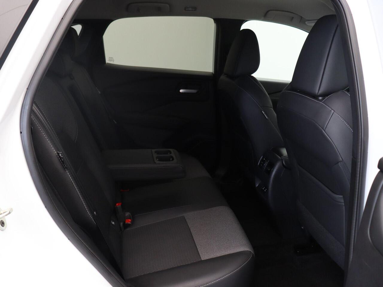 Nissan QASHQAI 158pk MHEV Xtronic N-Connecta | Trekhaak | Headup display | 18" Velgen | Stoel, Stuur en Voorruitverwarming | Adaptieve Cruise Control | Elektrische Achterklep |