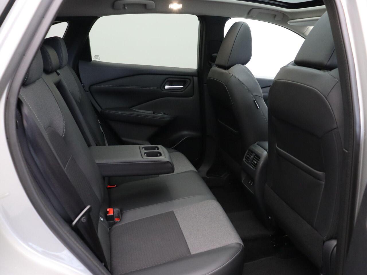 Nissan QASHQAI 158pk MHEV Xtronic N-Connecta | Trekhaak | Headup display | 18" Velgen | Stoel, Stuur en Voorruitverwarming | Adaptieve Cruise Control | Elektrische Achterklep |