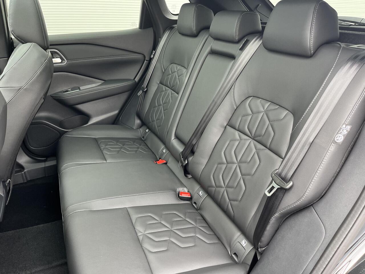 Nissan QASHQAI 1.3 MHEV Xtronic Business Premium / Bose / Stuur - stoel - voorruitverwarming / Panoramadak / Elektrische achterklep / Adaptieve Cruise / Head Up