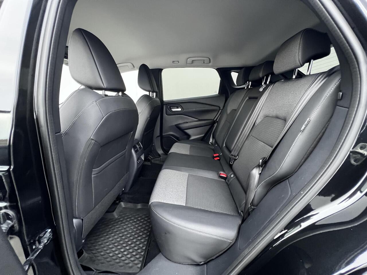 Nissan QASHQAI 1.3 MHEV Xtronic N-Connecta Automaat / Fabrieksgarantie tot 05-2028 / 1.800 kg trekgewicht / Navigatie / Cold Pack / Stuur-, stoel- en voorruitverwarming / Apple Carplay Android / 18" LM wielen /