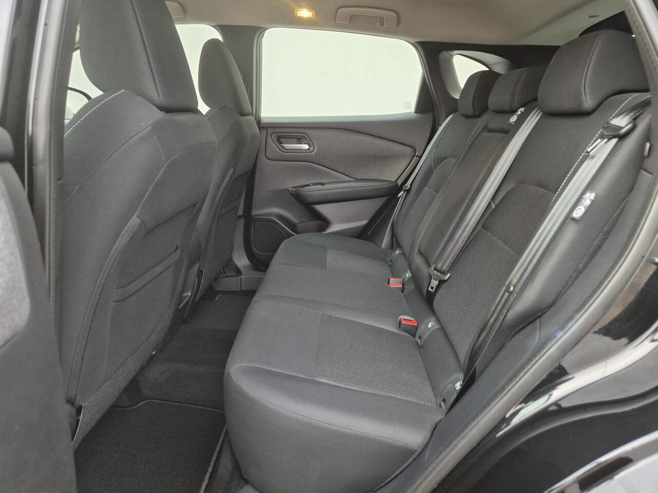 Nissan QASHQAI 1.3 MHEV Acenta Handgeschakeld / Fabrieksgarantie tot 02-2028 / Connect Pack / Cold Pack / Trekgewicht 1400 kg / Rondomzicht camera / Adaptief cruise control / Stuur-, Stoel en Voorruit verwarming / Climate control /