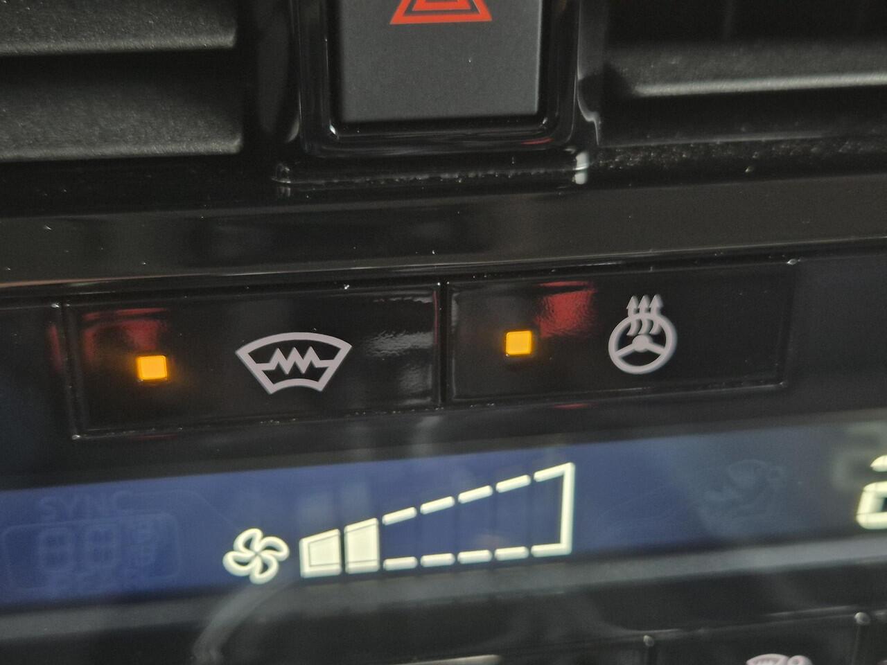 Nissan QASHQAI 1.3 MHEV Acenta Handgeschakeld / Fabrieksgarantie tot 02-2028 / Connect Pack / Cold Pack / Trekgewicht 1400 kg / Rondomzicht camera / Adaptief cruise control / Stuur-, Stoel en Voorruit verwarming / Climate control /