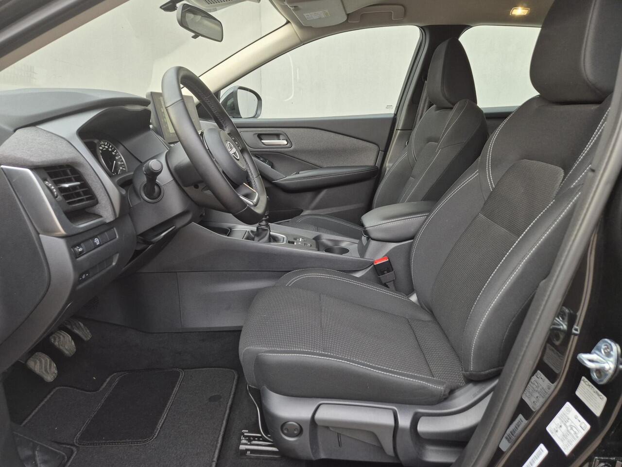 Nissan QASHQAI 1.3 MHEV Acenta Handgeschakeld / Fabrieksgarantie tot 02-2028 / Connect Pack / Cold Pack / Trekgewicht 1400 kg / Rondomzicht camera / Adaptief cruise control / Stuur-, Stoel en Voorruit verwarming / Climate control /