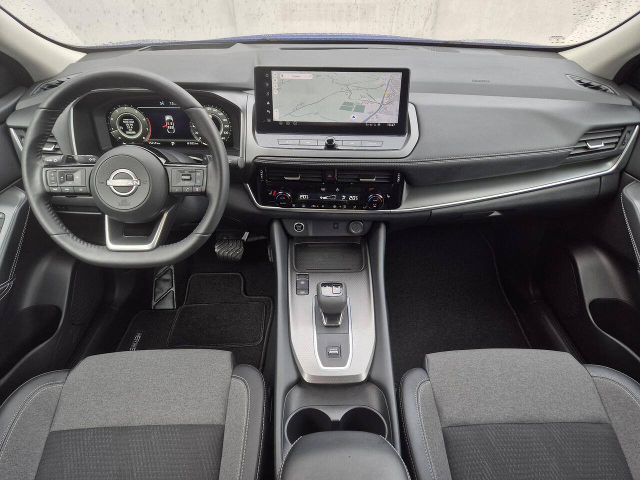 Nissan QASHQAI 1.3 MHEV Xtronic N-Connecta Automaat / Fabrieksgarantie tot 03-2028<100.000 / All season banden / 1.800 kg trekgewicht / Panoramadak / Elektrische klep / Head Up Display / Camera 360° / Cold pack & Pack Easy / Stuur-, stoel- en voorruitverwarming / Appl