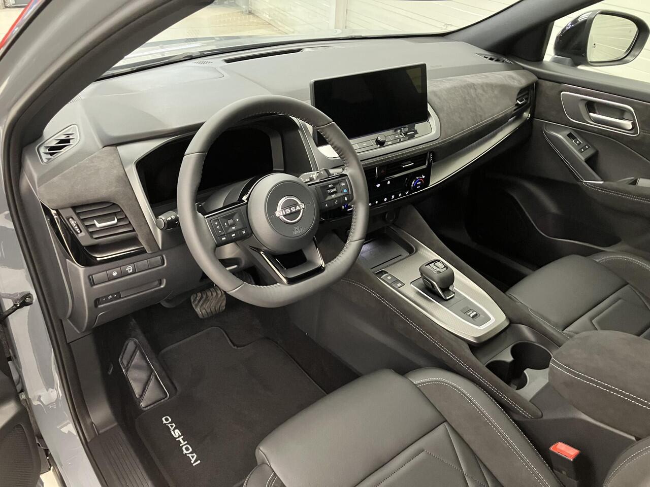 Nissan QASHQAI 1.3 MHEV Xtronic N-Design / ¤5000,- Nissan Voorraadvoordeel / Nieuw uit Voorraad Leverbaar / Panoramadak / Stoel- en Stuurverwarming / Verwarmde Voorruit /