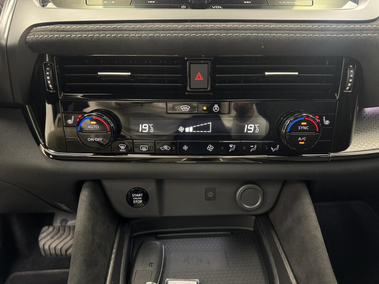 Nissan QASHQAI 1.3 MHEV Xtronic N-Design / Panoramadak / Stoel- en Stuurverwarming / Google Maps Navigatie / Verwarmde Voorruit / Leder/Alcantara Bekleding / 360 Graden Camera / Dual Zone Climate Control / Adaptive Cruise Control /