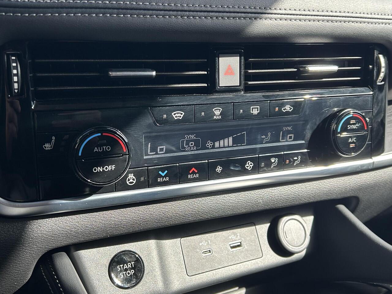 Nissan X-TRAIL 1.5 e-4orce Tekna 4WD / 1800kg Trekgewicht / Apple Carplay / Android auto / All season banden / Head-up Display / Elektrisch verstelbare stoelen met geheugen / Elektrische kofferbak /