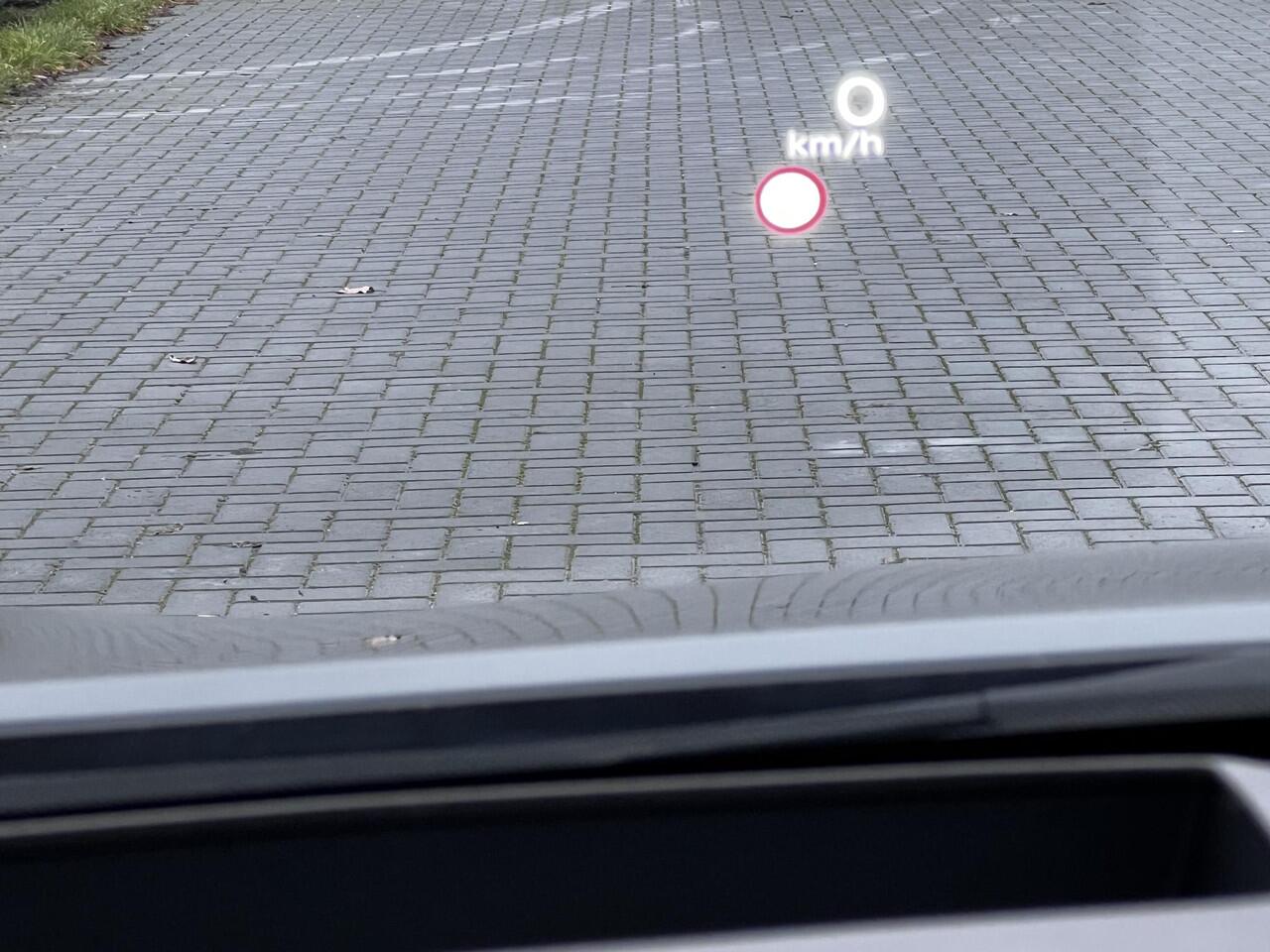 Nissan X-TRAIL 1.5 e-Power Tekna Automaat / Fabrieksgarantie tot 03-2028 < 100.000km / Leder / Panorama schuifdak / Elektrische stoelen en klep / Stuur-, stoel- & achterbankverwarming / Navi / HUD / Camera 360° / LM 19" wielen + All Season banden /